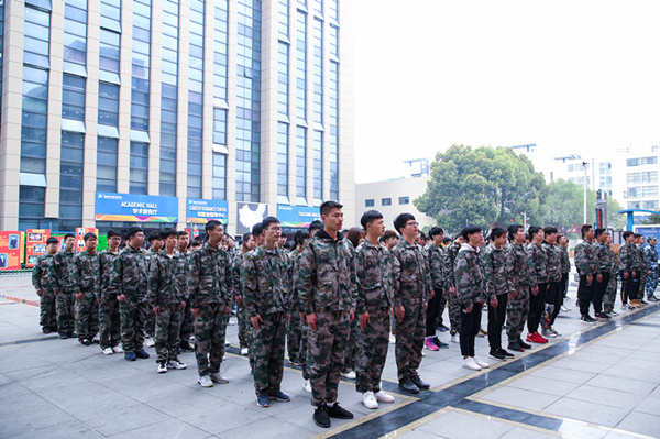 南京新華2019級春季新生職業素質拓展訓練總結表彰大會隆重舉行