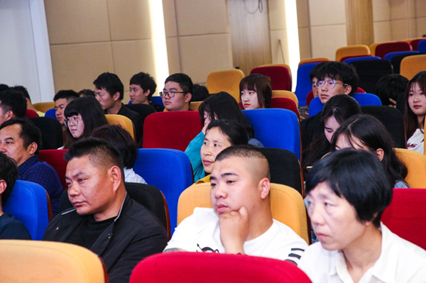 “家校互動，攜手共進”——2019級新生基礎階段課程結課答辯圓滿結束