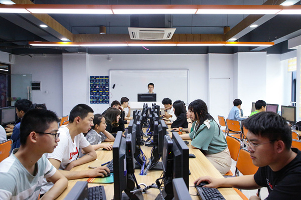 搞互聯網教育我們是認真的，搞互聯網知識競賽我們也是認真的！