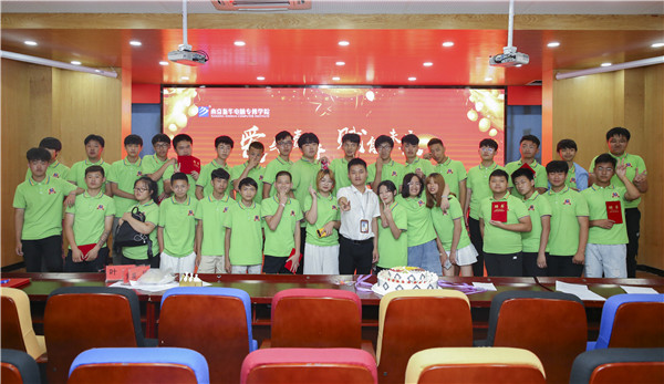 名企定制班火熱來襲，現在報名可獲千元助學金！