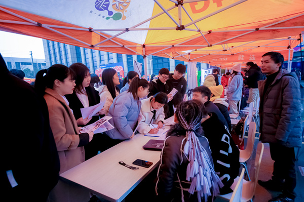 南京新華電腦專修學(xué)院的學(xué)費(fèi)多少？