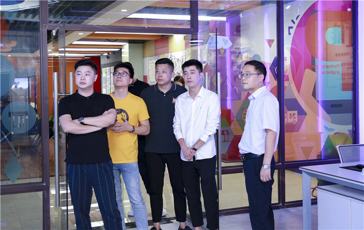 【讓蝴蝶飛過滄海】博聞于新華，耀眼于藍天