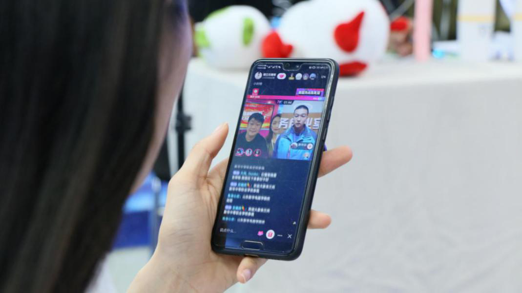 燃爆！麗江石榴哥現場連麥新華電商<a href=http://njxh.cn target=_blank class=infotextkey>專業</a>學子