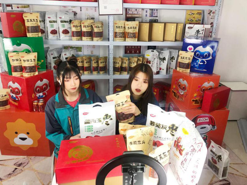 燃爆！麗江石榴哥現場連麥新華電商<a href=http://njxh.cn target=_blank class=infotextkey>專業</a>學子