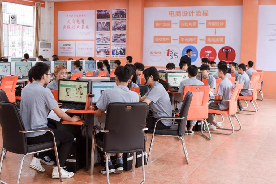 抖音達人連麥央視聚焦新華學子，看好電商行業