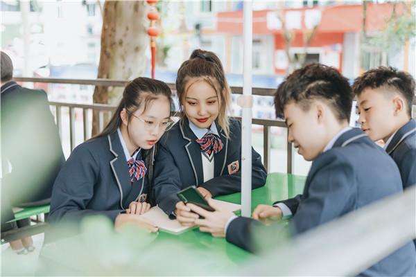 初中畢業(yè)學(xué)什么<a href=http://njxh.cn target=_blank class=infotextkey>專業(yè)</a>好，對(duì)于不在接受<a href=http://njxh.cn target=_blank class=infotextkey>高中</a>教育的孩子來說至關(guān)重要。初出校園，他們是迷茫的、彷徨的...不知道初中畢業(yè)學(xué)什么<a href=http://njxh.cn target=_blank class=infotextkey>專業(yè)</a>好、也不知道自己的未來該如何規(guī)劃？接下來小新就為大家分析一下：  許多初中下學(xué)的孩子，往往不能很清晰地規(guī)劃自己的未來，甚至他們不知道下學(xué)之后的日子該如何度過？有的孩子會(huì)聽從家長(zhǎng)的意見，選擇一門技術(shù)或者自己喜歡的<a href=http://njxh.cn target=_blank class=infotextkey>專業(yè)</a>去學(xué)習(xí)，但目前社會(huì)上的<a href=http://njxh.cn target=_blank class=infotextkey>專業(yè)</a>很廣泛，那初中畢業(yè)學(xué)什么<a href=http://njxh.cn target=_blank class=infotextkey>專業(yè)</a>好呢？