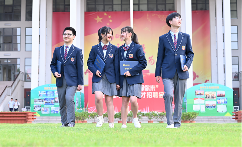 12位學霸天團推薦新華電腦學校，你不了解一下嗎？