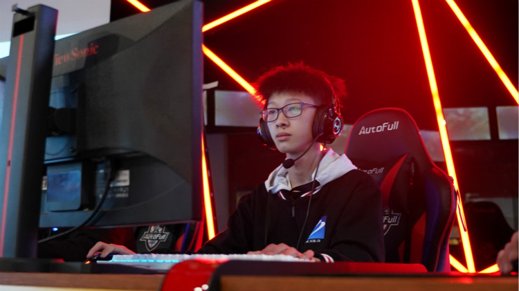 實力見證！又一新華電腦教育學子簽約AG俱樂部！