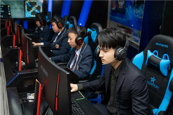 馬可來新華重拾校園生活，青春“競”是精彩！