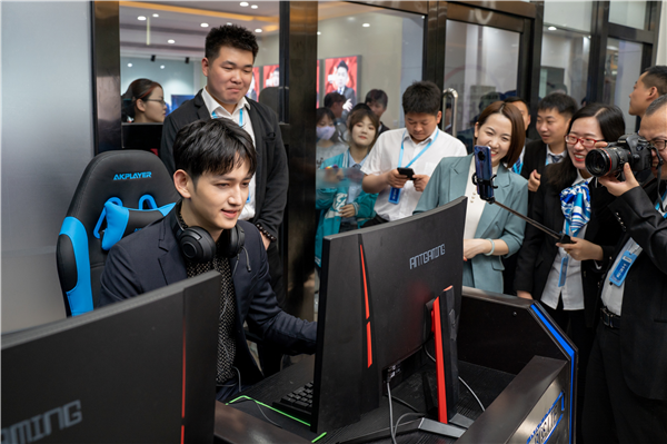 馬可來新華重拾校園生活，青春“競”是精彩！