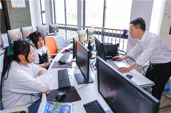 南京新華五一試學體驗周火爆開啟！