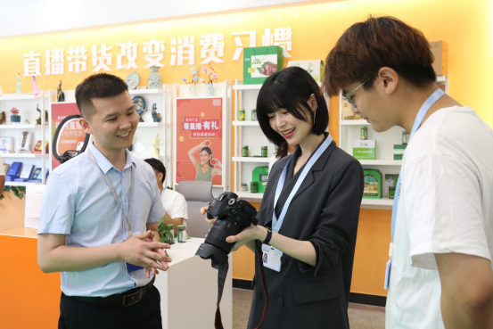 學互聯網技術  演員盧杉向你推薦新華熱門好<a href=http://njxh.cn target=_blank class=infotextkey>專業</a>