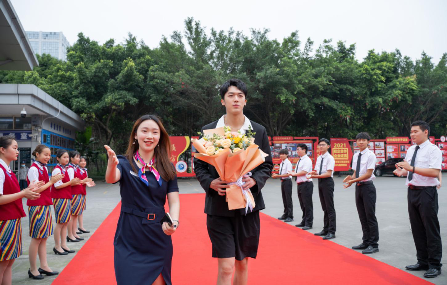 明星帶路|盧東旭探秘校園黑科技，直擊新華硬實力！