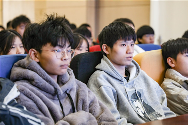 南京新華開(kāi)設(shè)畢業(yè)生就業(yè)指導(dǎo)專題講座