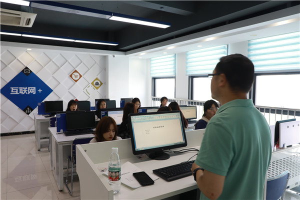 南京新華開展就業指導課教研活動