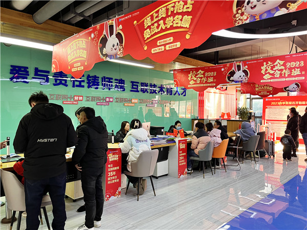 喜迎開學(xué) 圓夢新華|直擊南京新華火熱報名現(xiàn)場！