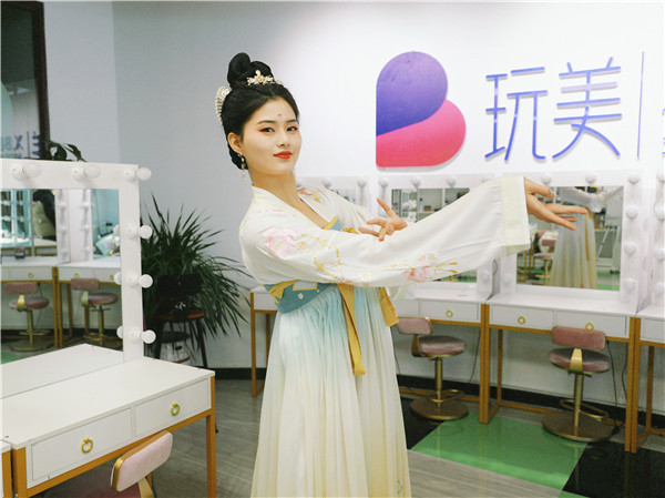 <a href=http://njxh.cn target=_blank class=infotextkey>專業</a>介紹|用互聯網的方式打開美妝與形象設計