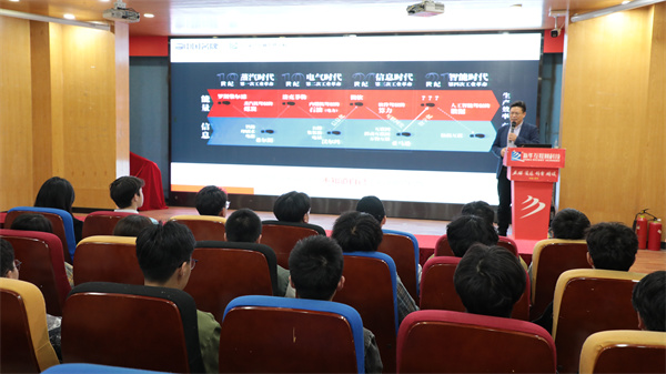 南京新華德技大講堂《如何理解職業教育》