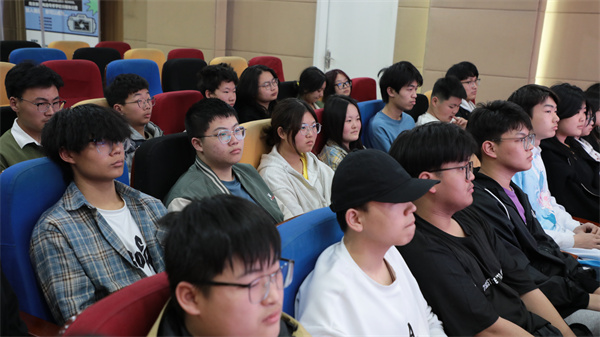 南京新華德技大講堂《如何理解職業教育》