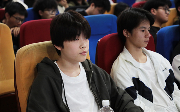 創(chuàng)新引領(lǐng)未來——智能時代設(shè)計(jì)師發(fā)展之路講座圓滿舉行