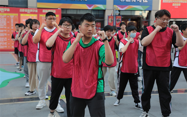 南京新華電腦專修學校2024級春季學生職業素質拓展訓練順利舉行