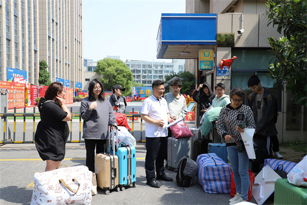 南京新華電腦專修學校學生啟程，蘇寧集團迎來新一批實習生