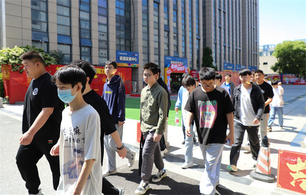 南京新華電腦專修學校芯片封裝與檢測<a href=http://njxh.cn target=_blank class=infotextkey>專業</a>學生深入華天科技（南京）有限公司實踐學習