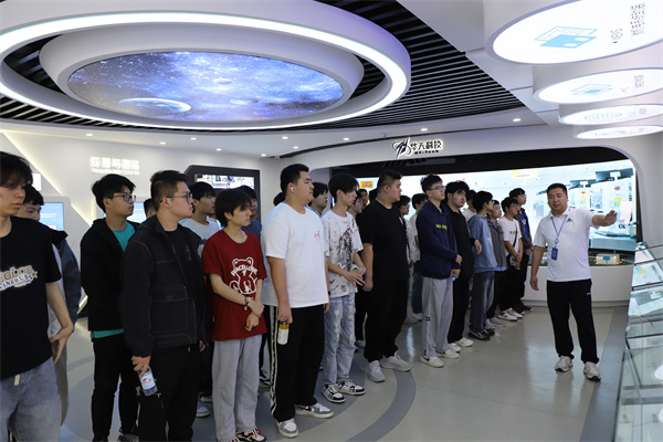 南京新華電腦專修學校芯片封裝與檢測<a href=http://njxh.cn target=_blank class=infotextkey>專業</a>學生深入華天科技（南京）有限公司實踐學習