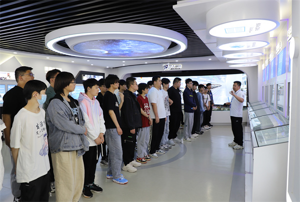 南京新華電腦專修學校芯片封裝與檢測<a href=http://njxh.cn target=_blank class=infotextkey>專業</a>學生深入華天科技（南京）有限公司實踐學習