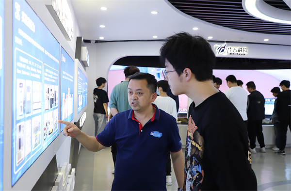 南京新華電腦專修學校芯片封裝與檢測<a href=http://njxh.cn target=_blank class=infotextkey>專業</a>學生深入華天科技（南京）有限公司實踐學習