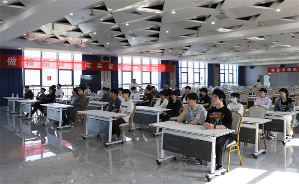 南京新華電腦專修學校芯片封裝與檢測<a href=http://njxh.cn target=_blank class=infotextkey>專業</a>學生深入華天科技（南京）有限公司實踐學習