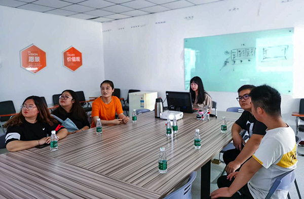 未來有方向 南京新華畢業班進企業參觀學習