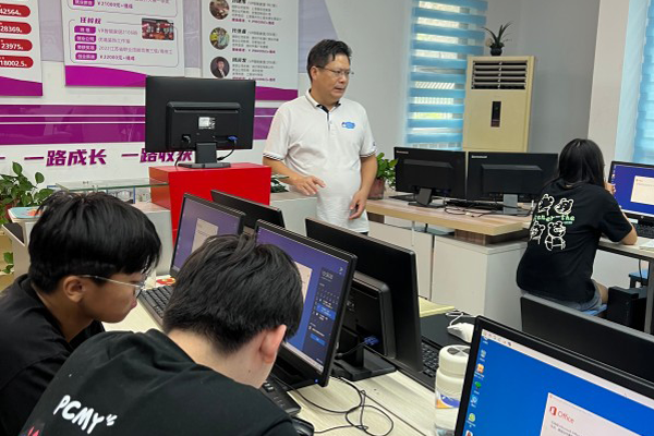 筑夢新崗位，啟航職場路 | 南京新華電腦開展就業指導宣講課