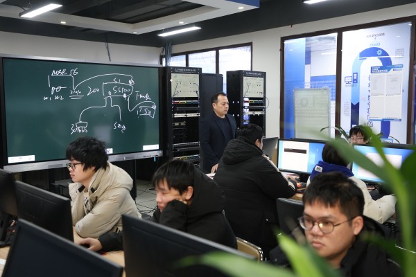 初中成績不好上不了高中怎么辦？南京新華為你點亮技能人生！