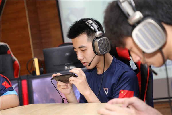 如何看待 Miss 爆料「Faker 年薪 5800 萬，LPL 選手月薪保底 2 萬」？