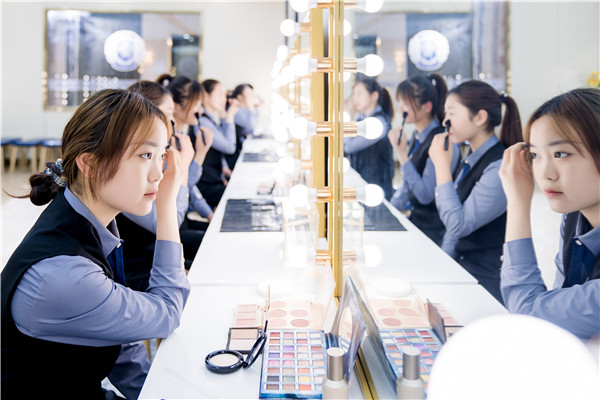 女生學一門什么手藝好就業？美妝專業開辟