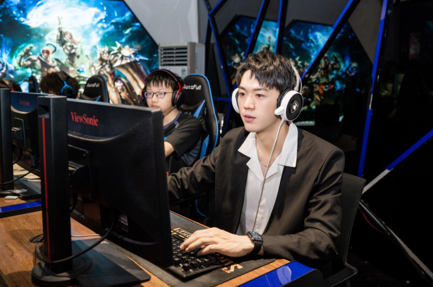 明星帶路|盧東旭探秘校園黑科技，直擊新華硬實力！