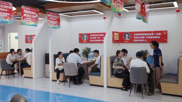 火熱報名中！直擊南京新華電腦24年秋季班報名現場