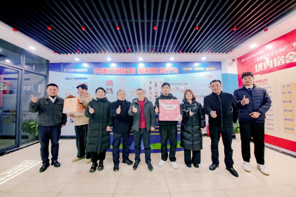 南京新華吳元紅校長晚間慰問查寢，并為學生送關懷！